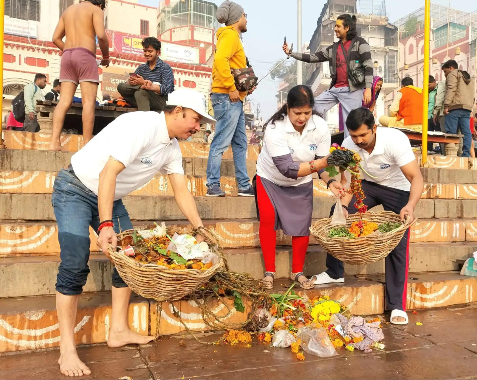 देव दीपावली से पहले नमामि गंगे ने गंगा घाटों पर चलाया स्वच्छता अभियान