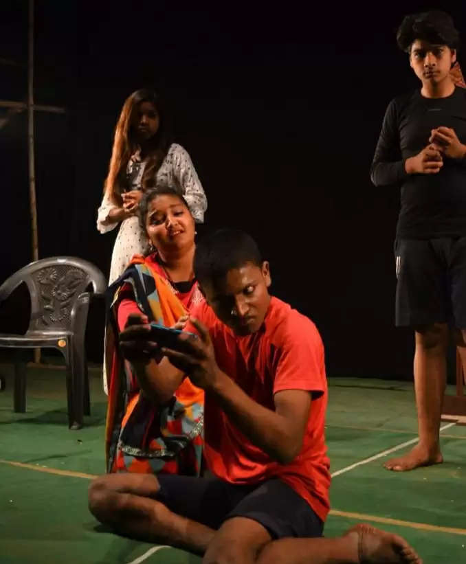 ''मैं और मेरा बचपन'' नाटक में दिखा बच्चों से बचपन छीन रहा है मोबाइल