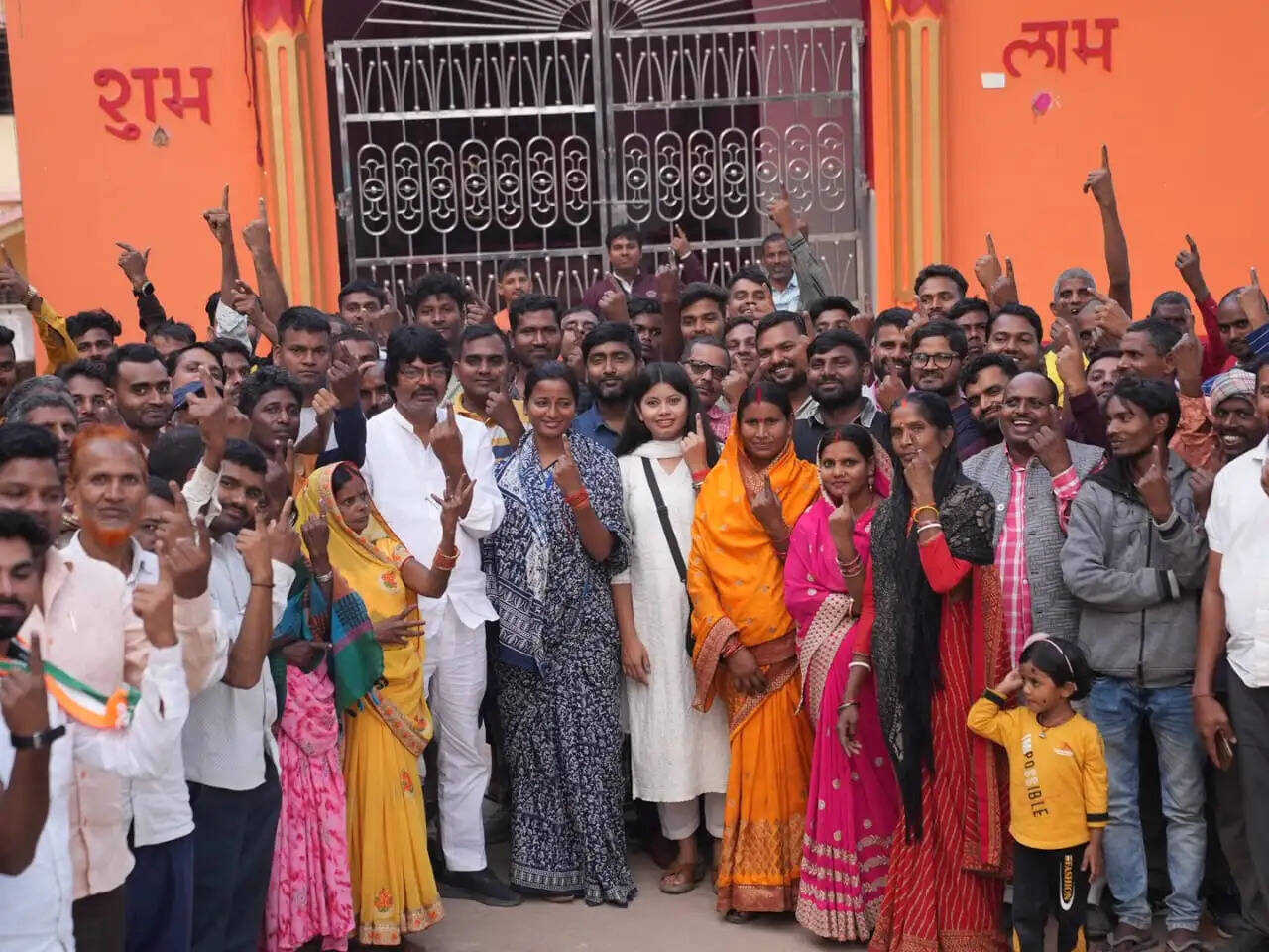 कांग्रेस उम्मीदवार अंबा प्रसाद ने परिवार के साथ किया मतदान