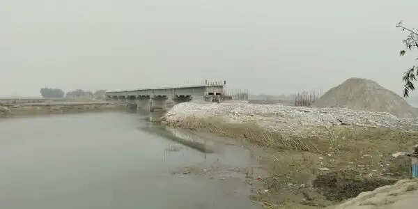 12 वर्षों से अधूरा रसैली घाट पुल: ग्रामीणों ने डीएम से जल्द निर्माण पूरा कराने की मांग