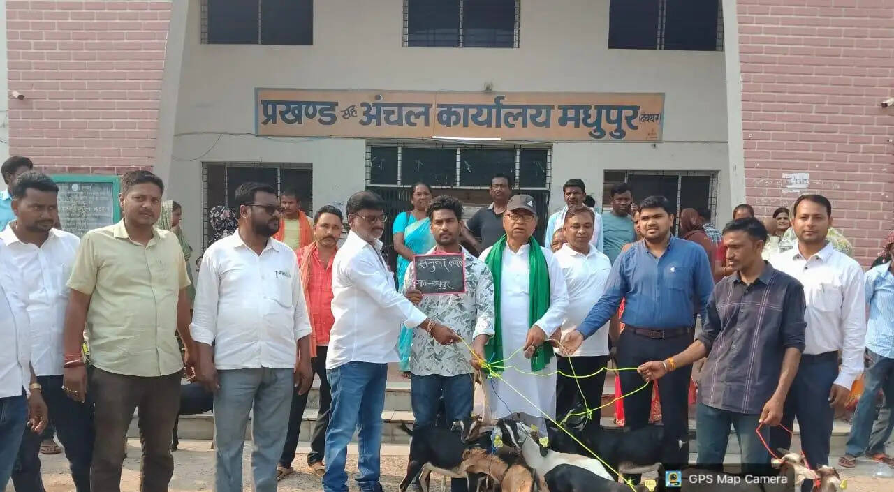 मुख्यमंत्री पशुधन विकास योजना के तहत 52 लाभुकों के बीच परिसंपत्तियों का वितरण