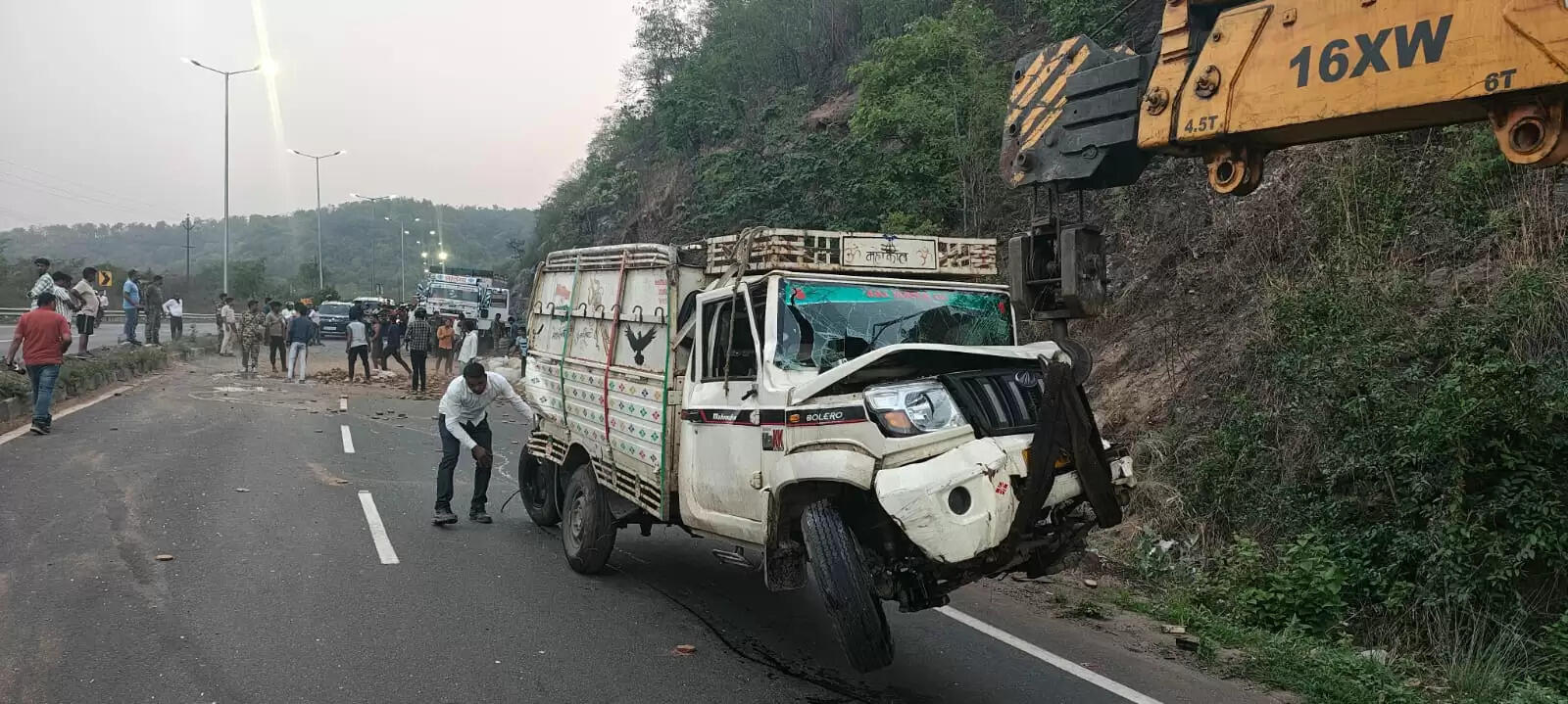 ट्रेलर ने दो वाहनों को मारी टक्कर, बाल-बाल बचे लोग