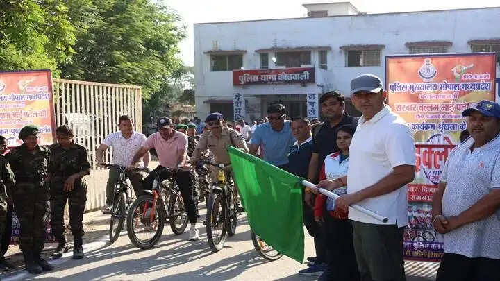 दतियाः पुलिस ने आयोजित की ‘रन फॉर यूनिटी’ साइकिल रैली