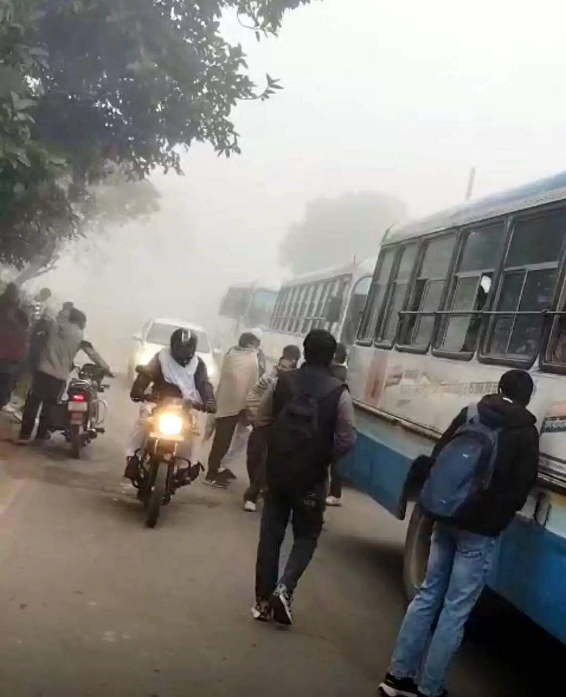 हिसार : गुस्साए छात्रों ने रोकी रोडवेज बसें, डेढ़ घंटे प्रभावित रहा यातायात