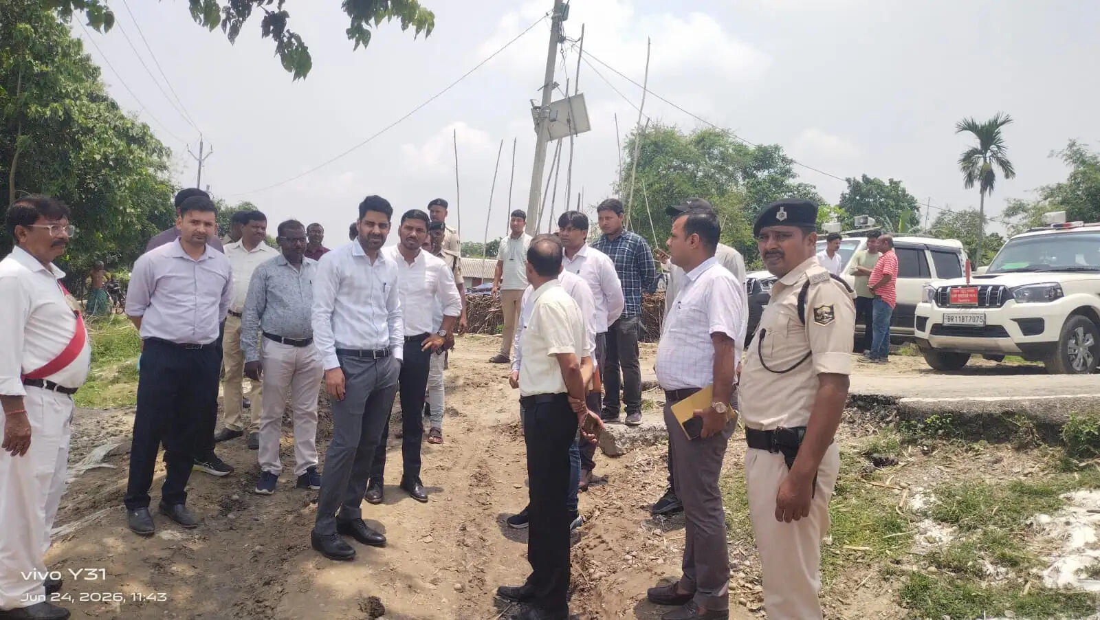 तटबंध से अस्पताल तक डीएम का निरीक्षण, बाढ़ सुरक्षा और स्वास्थ्य सेवाओं पर फोकस