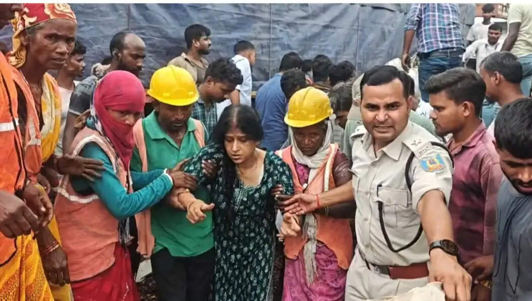चुट्टुपालू घाटी में टकराए दो ट्रक, हादसे में फंसे कार सवार का पुलिस ने किया रेस्क्यू