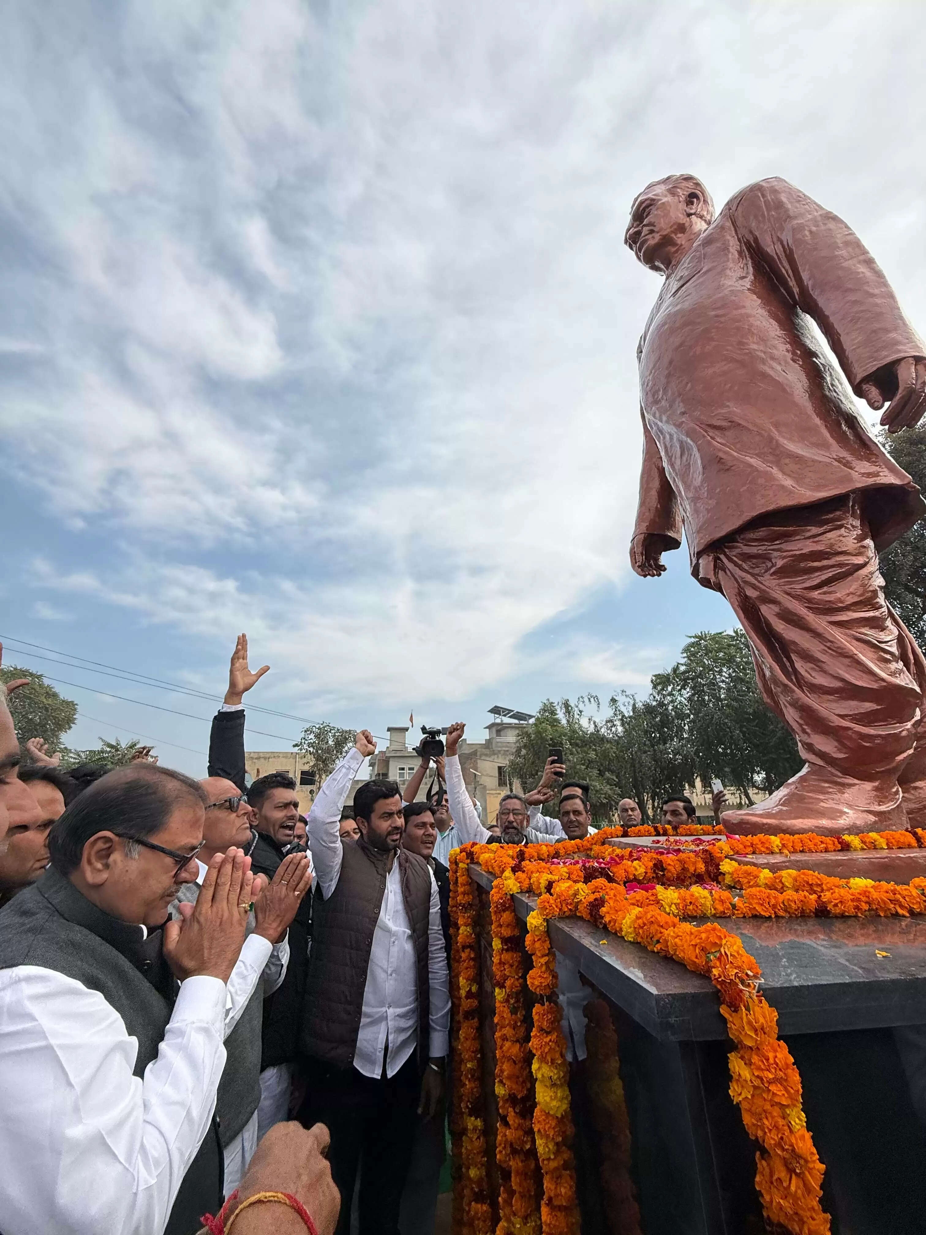 सिरसा: पन्नीवालामोटा में चौ. देवीलाल की प्रतिमा का अनावरण