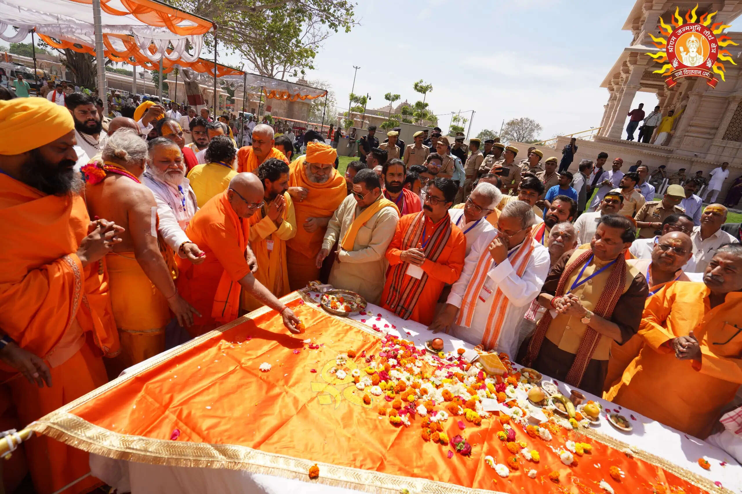 बजरंग दल की ओर से श्रीराम जन्मभूमि के हनुमान मंदिर पर किया ध्वजारोहण