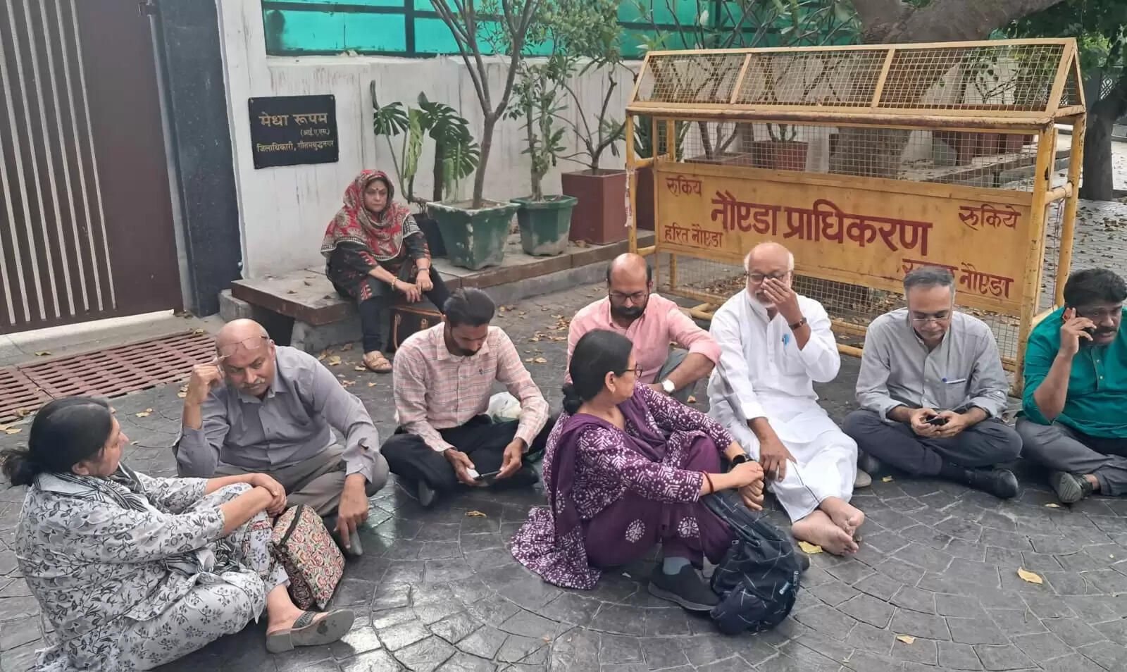 डीएम के न मिलने पर कैंप कार्यालय के बाहर धरने पर बैठ सीपीआई (एम) का डेलिगेशन