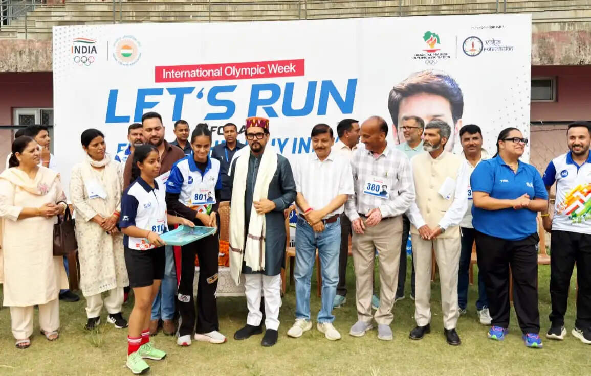 फिट इंडिया को जन-आंदोलन बनाने का आह्वान, अनुराग ठाकुर ने हमीरपुर में लगाई जागरूकता दौड़