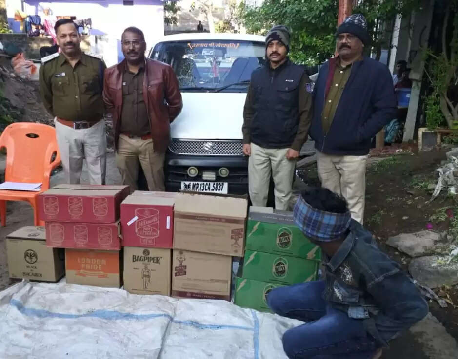 धारः आबकारी विभाग द्वारा शहर में ईको कार से अवैध शराब जप्त