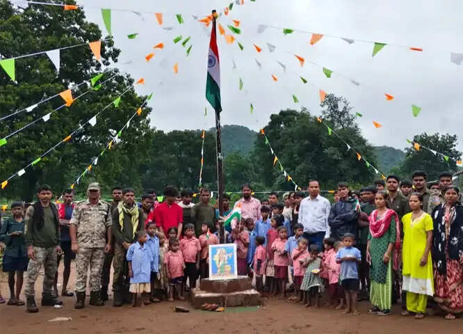 छत्तीसगढ़ के नक्सल मुक्त गांवों में पहली बार लहराया तिरंगा, ग्रामीणों ने मनाया आजादी का जश्न
