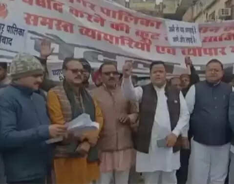 रायबरेली में 50 साल पुरानी सुपर मार्केट को बचाने उतरे व्यापारी, किया धरना- प्रदर्शन