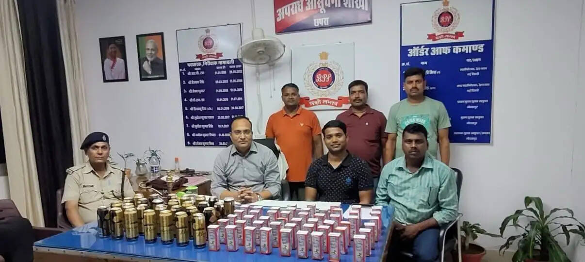 छपरा जंक्शन पर ट्रेन के महिला कोच से 24 लीटर अवैध शराब बरामद