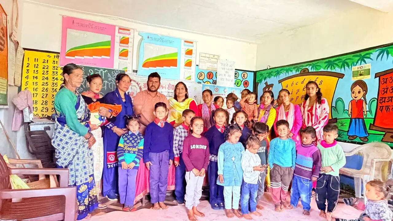 आंगन मिलन में धात्री महिलाओं और बच्चों को बांटी सामग्री