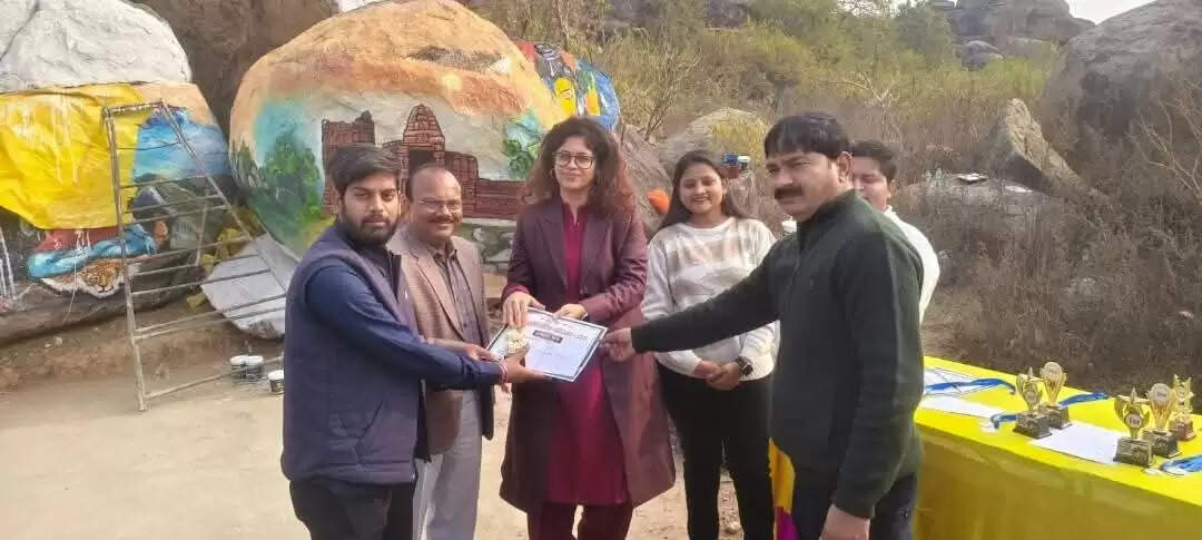 गोरखगिरि पेंटिंग फेस्टिवल में कलाकारों को डीएम ने किया पुरस्कृत