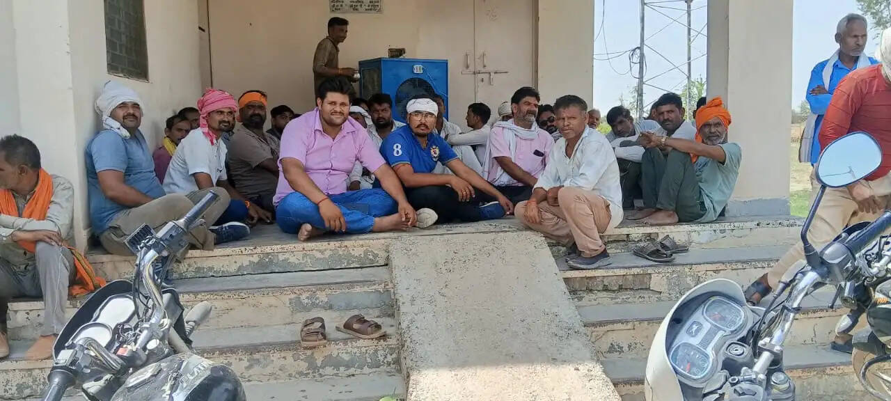 बिजली व्यवस्था धड़ाम होने से किसानों में आक्रोश, ग्रामीणों ने दिया धरना