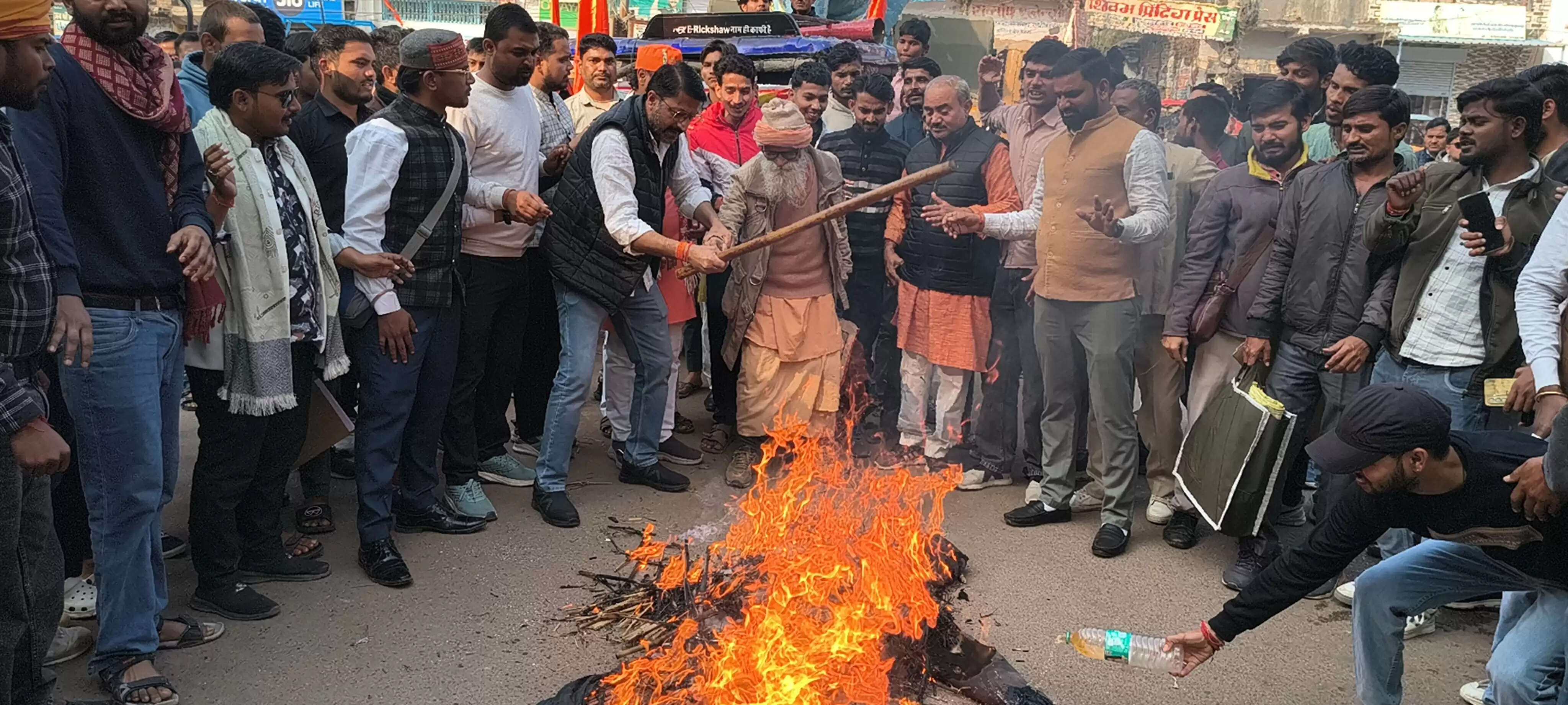 हिन्दू संगठनों ने बांग्लादेश और इस्लामिक आतंकवाद का फूंका पुतला