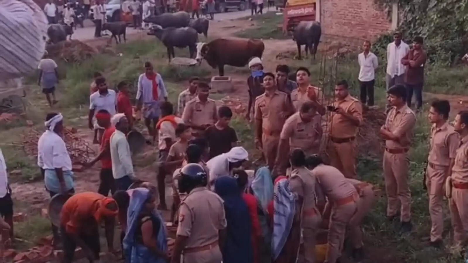 देवरिया : सरकारी वाहन से कूदे व्यक्ति की मौत के मामले में लेखपाल और राजस्व निरीक्षक निलंबित