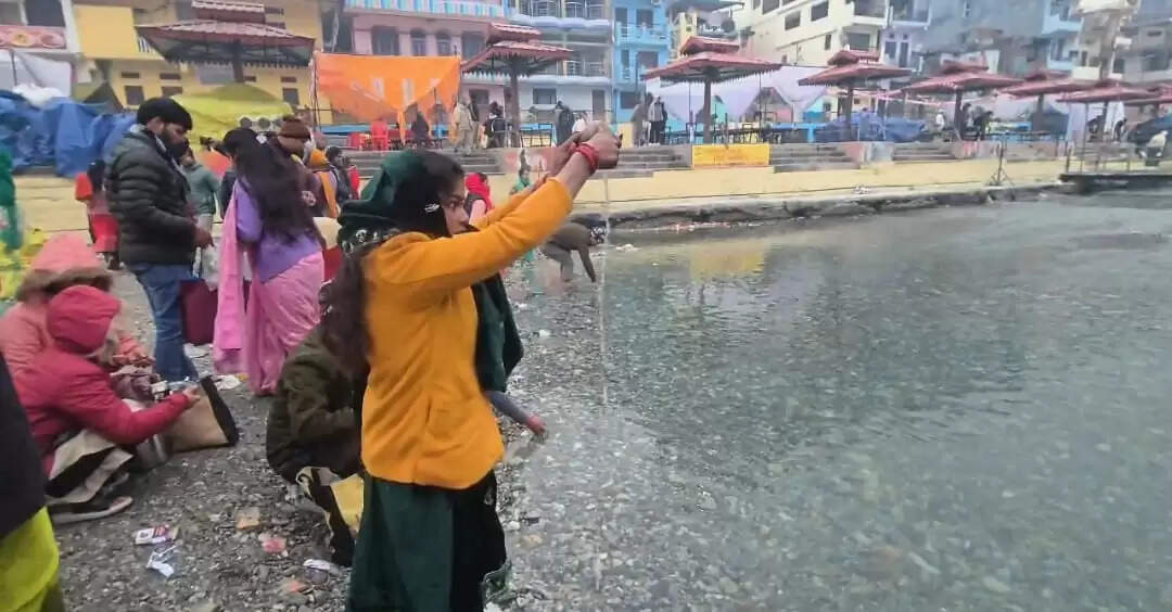 मकर संक्रांति : उत्तरायणी पर नदी तटों पर स्नान के लिए उमड़े श्रद्धालु