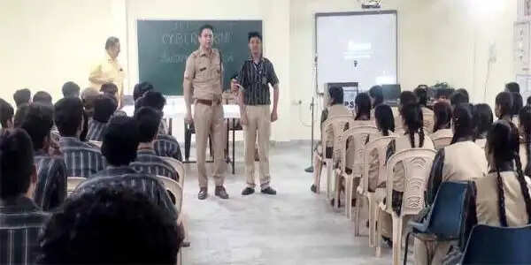 स्कूल में साइबर ठगी से बचाव का पाठ, एआईवॉइस क्लोनिंग पर किया जागरूक