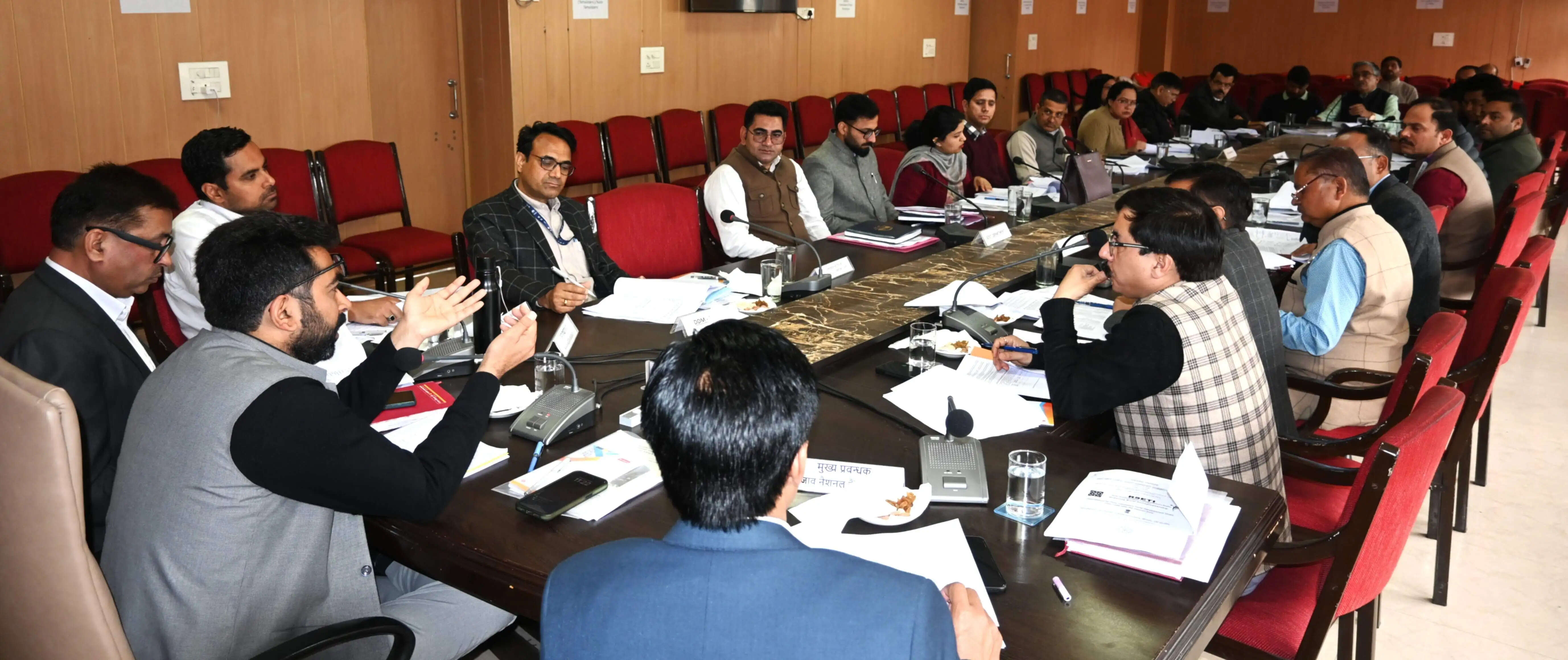 जिले में आर्थिक विकास को गति प्रदान करने के लिए आपसी समन्वय से करें कार्य: गुरसिमर सिंह