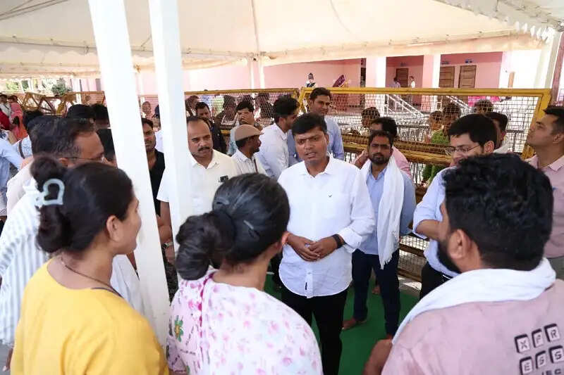 उज्जैनः कलेक्टर ने महाकाल मंदिर में आम श्रद्धालुओं की कतार में शामिल होकर किया दर्शन व्यवस्था का निरीक्षण