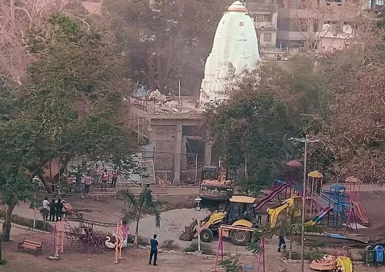 इंदौर बावड़ी हादसाः जिला प्रशासन ने मंदिर समेत अन्य स्थानों पर चलाया बुलडोजर