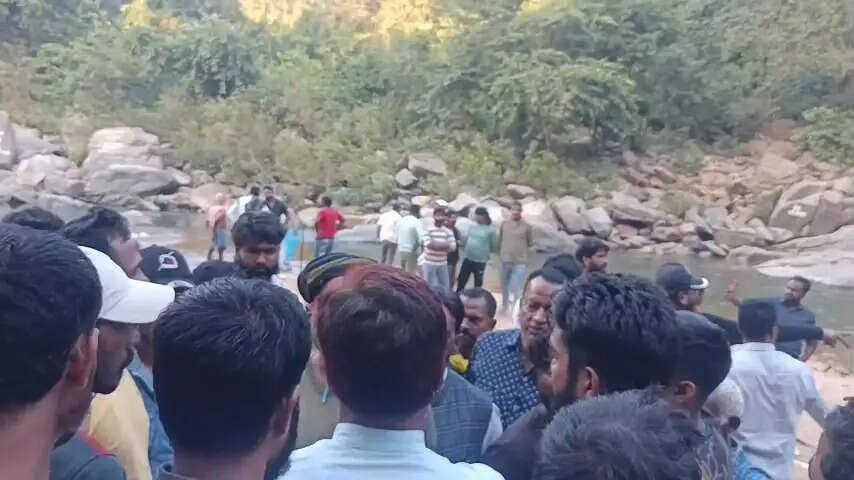 डाटम-पाटम फॉल में नहाने गए दो युवक गहरे पानी में डूबे, तलाश जारी