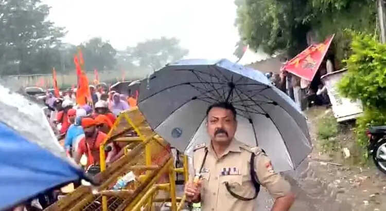 भारी बारिश के बीच पुलिस&nbsp;की&nbsp;कड़ी&nbsp;चाैकसी,&nbsp;एसएसपी&nbsp;ने&nbsp;स्वयं&nbsp;संभाला&nbsp;माेर्चा