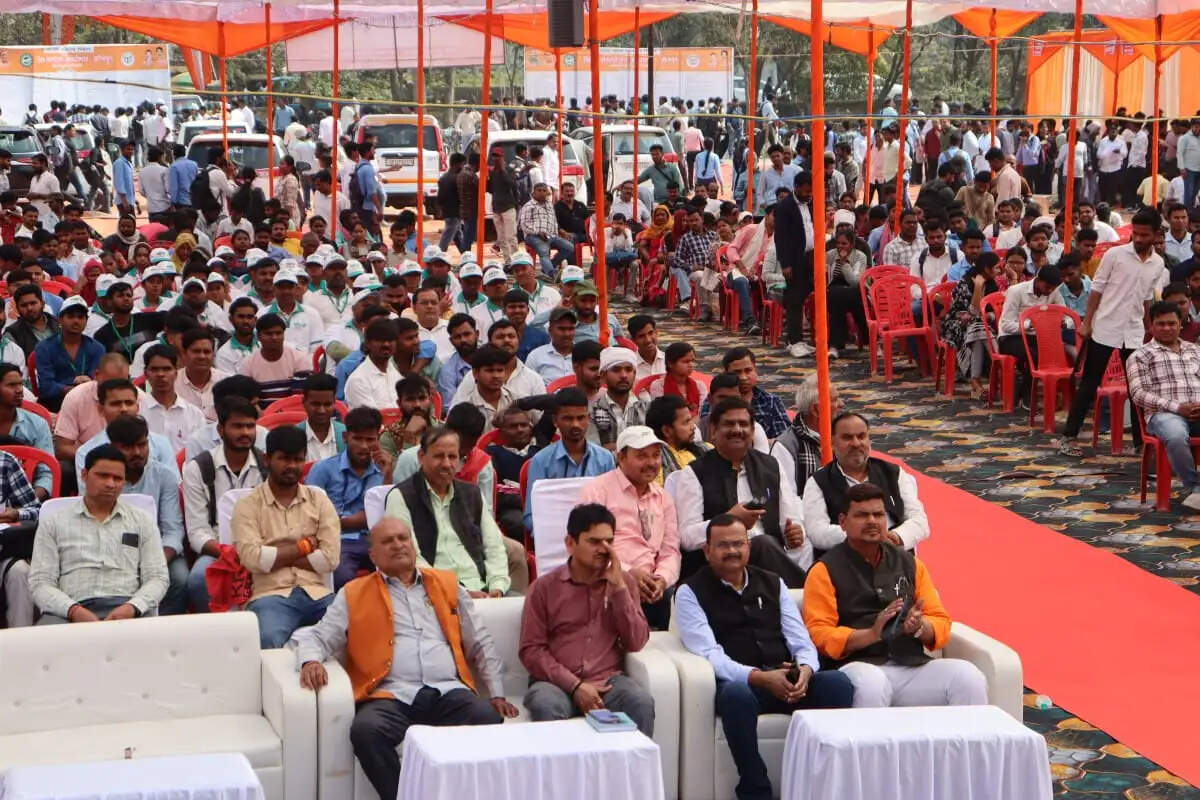 शासन की योजनाओं से जुड़कर आत्मनिर्भर बनें युवा : गिरीश चंद्र यादव