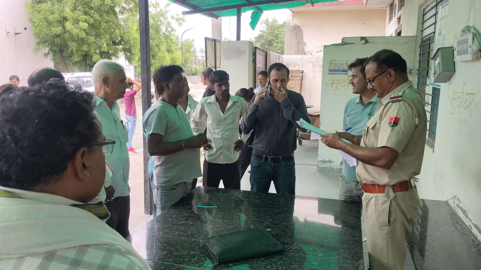 चलती बाइक में चुन्नी फंसने से महिला की मौत
