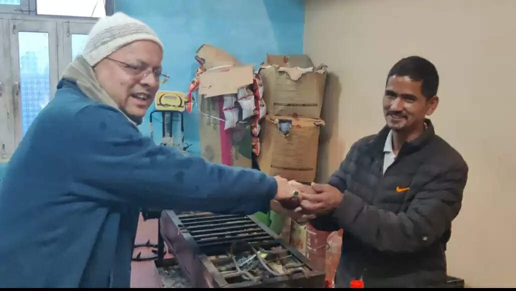 मुख्यमंत्री धामी ने भराड़ीसैंण में चाय का लिया आनंद, स्थानीय लोगों से की मुलाकात