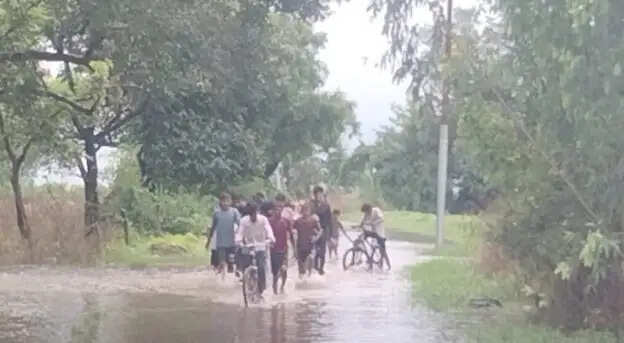 फर्रुखाबाद : गंगा का जल स्तर घटा, दुश्वारियां जस की तस