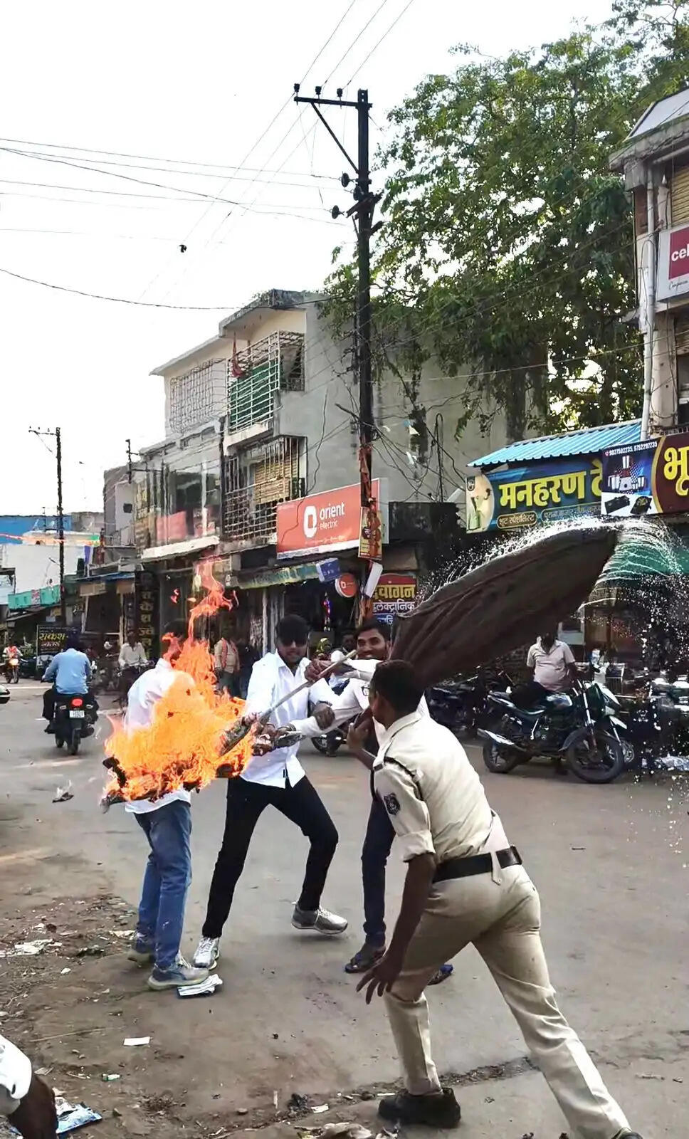 नीट परीक्षा में कथित धांधली के विरोध को लेकर एनएसयूआई ने फूंका पुतला