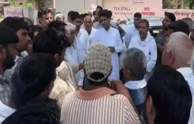 रेवाड़ी में विरोध प्रदर्शन करते पहुंचे राजस्थान से कांग्रेस विधायक,आरोपियों की गिरफ्तारी की मांग