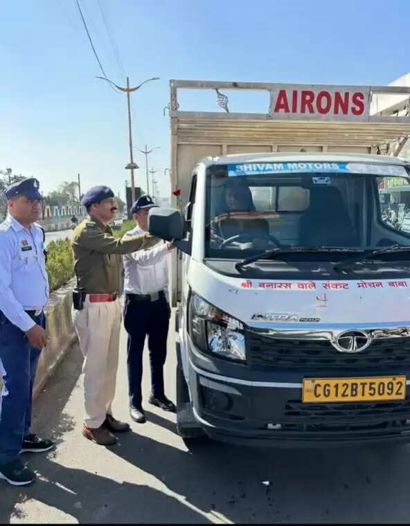 कोरबा : यातायात पुलिस का जागरूकता अभियान के तहत नियमों का पालन करने वालों को गुलाब भेंट