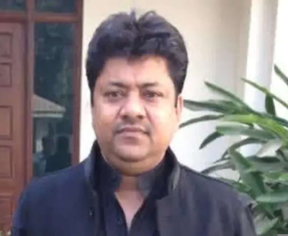 डिवाइडर पार कर गैस टैंकर से भिड़ी फॉर्च्यूनर , कारोबारी की मौत, चालक गंभीर