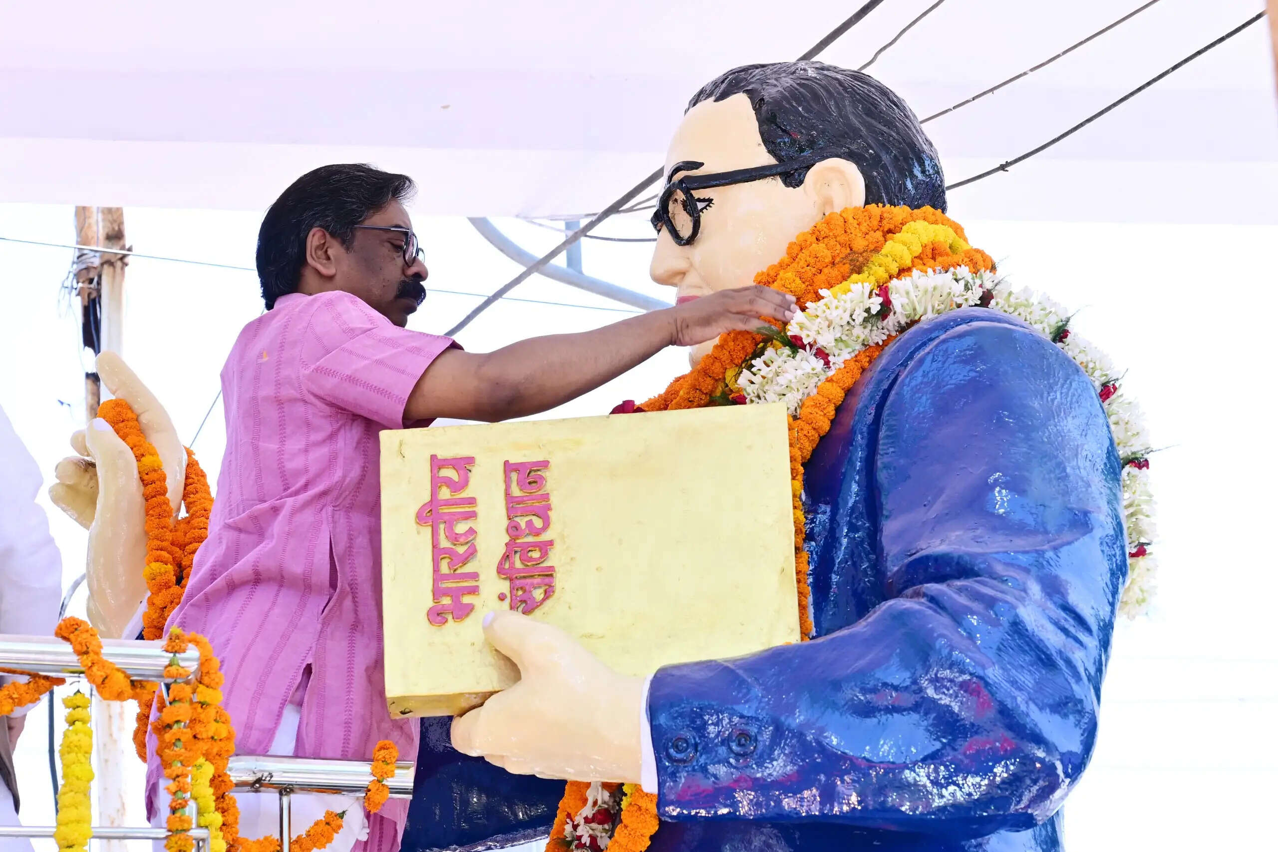 रांची में अंबेडकर जयंती पर राज्यपाल-मुख्यमंत्री ने दी श्रद्धांजलि, संविधान के मूल्यों को अपनाने का आह्वान