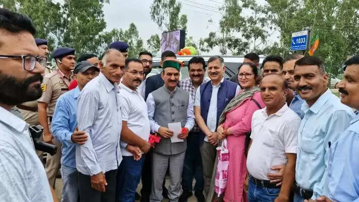 मंत्री राजेश धर्मानी ने मंडी आपदा राहत के लिए मुख्यमंत्री सुक्खू को सौंपे सहयोग के चेक