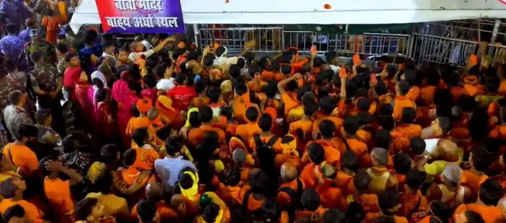 देवघर में बाबा बैद्यनाथ धाम में पहली सोमवारी पर 3.17 लाख श्रद्धालुओं ने किया जलार्पण