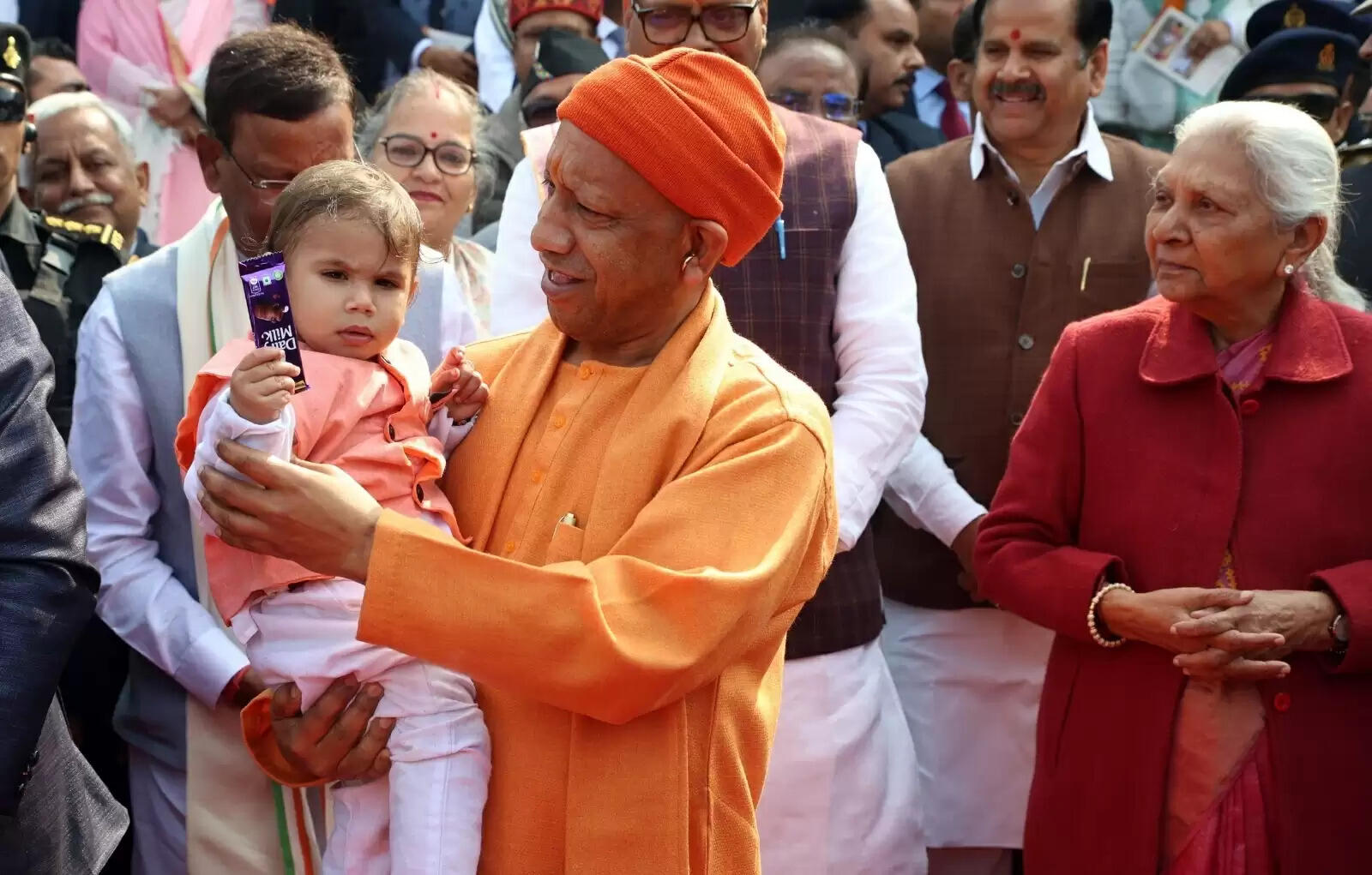 सीएम योगी का बाल प्रेम : सीएम योगी के पास पहुंच कर बालहठ के साथ निश्छल मन से अपनी बात रखते हैं बच्चे