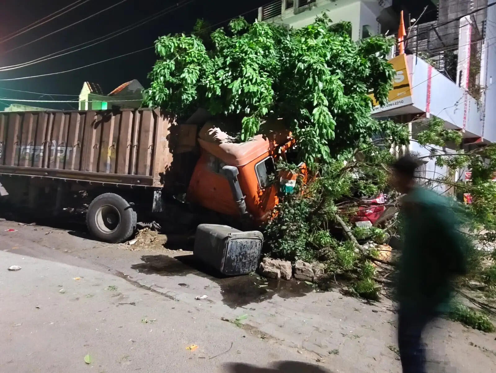 फर्रुखाबाद में डंपर की टक्कर से बाइक सवार तीन चचेरे भाइयों की मौत