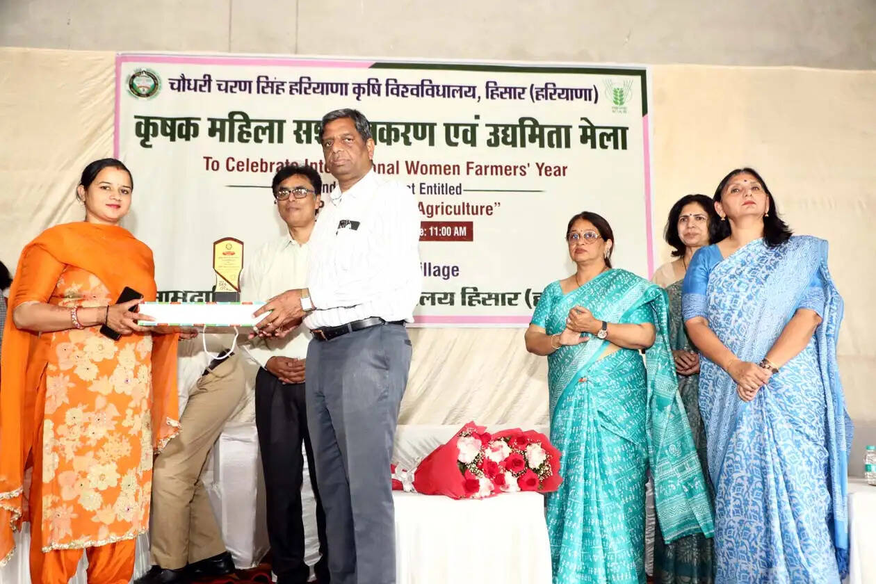 हिसार : महिलाओं की भागीदारी के बिना कृषि क्षेत्र का समग्र विकास संभव नहीं : डॉ. राजबीर गर्ग
