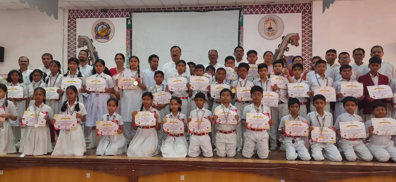 विजयी भैया-बहनों को किया गया सम्मानित