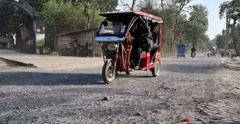 अररिया ज़िला मुख्यालय का मुख्य चुनावी मुद्दा बना रेलवे स्टेशन रोड की जर्जर सड़क