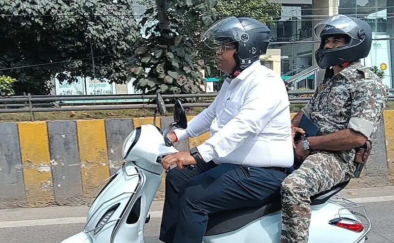इंदौरः जनसुनवाई में कलेक्टर ने सुनी आमजन की समस्याएं, किया त्वरित निराकरण