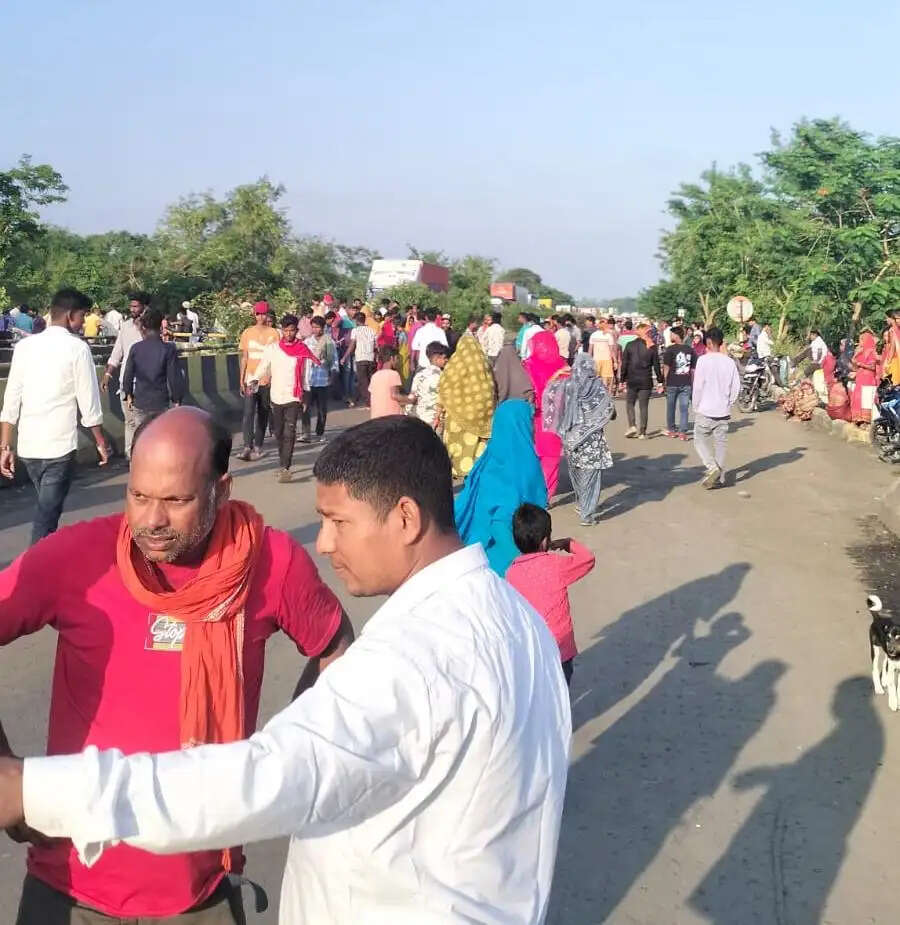 तेज रफ्तार ट्रक की ठोकर से महिला व युवक की मौत, आक्रोशित ग्रामीणों ने एनएच-27 किया जाम