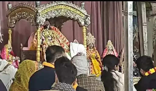 आंग्ल नववर्ष की पूर्व संध्या पर राधरानी के दर्शनों को उमड़ा सैलाब, राधे-राधे से गूंजायमन रहा बरसाना