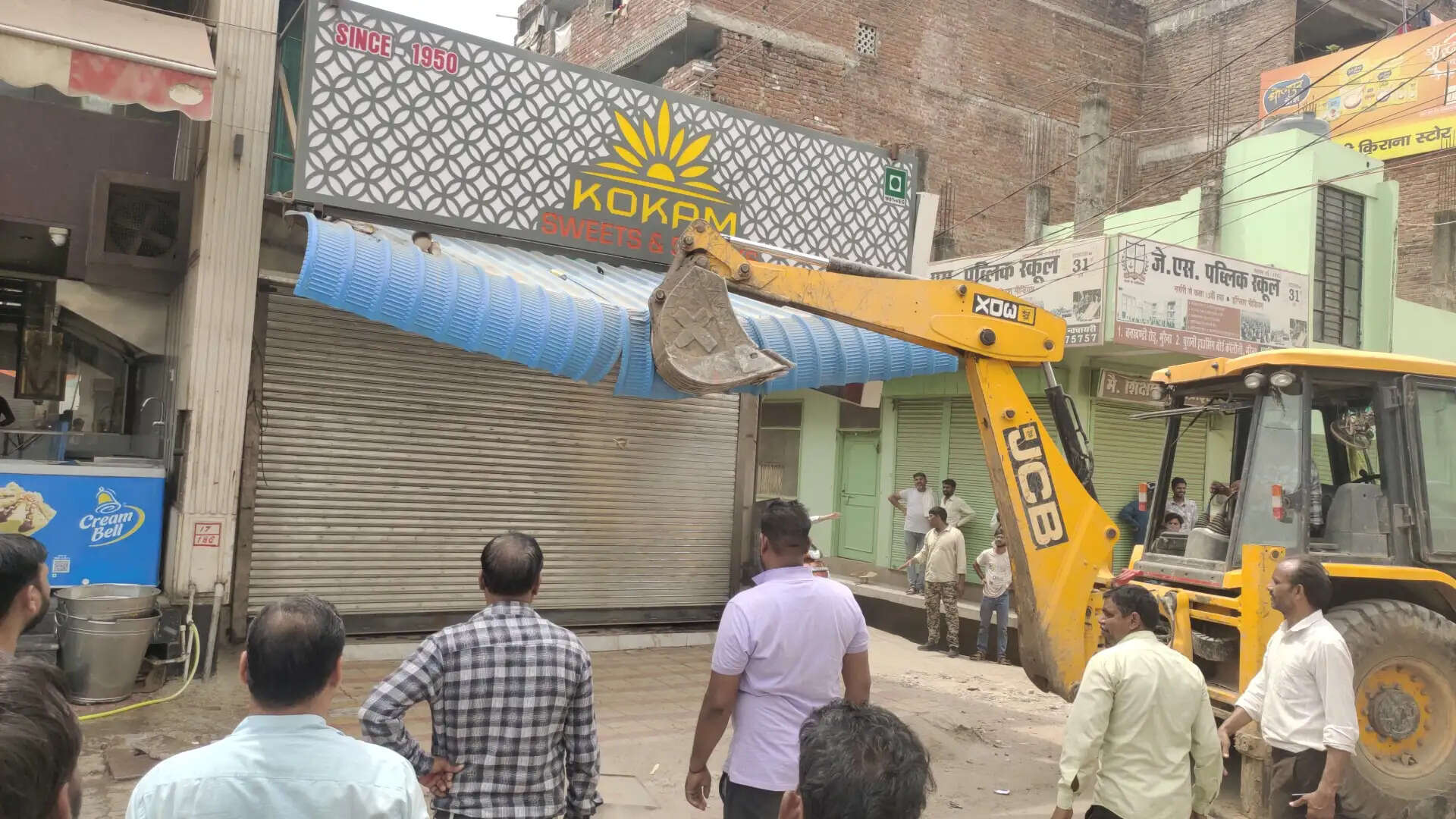 मुरैना में अतिक्रमण पर कार्रवाई तेज: दूसरे दिन भी चला अभियान, जुर्माना व गैस सिलेंडर जब्त